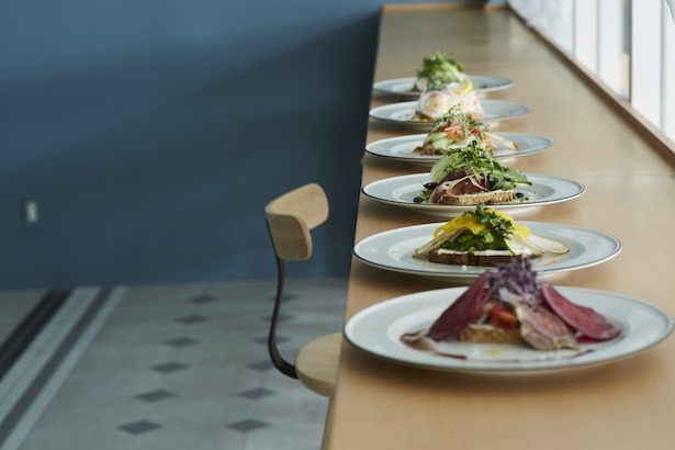 バターをパンに塗り、その上に様々な食材をのせて食べる「スモーブロー」はデンマーク発祥の具沢山なオープンサンド