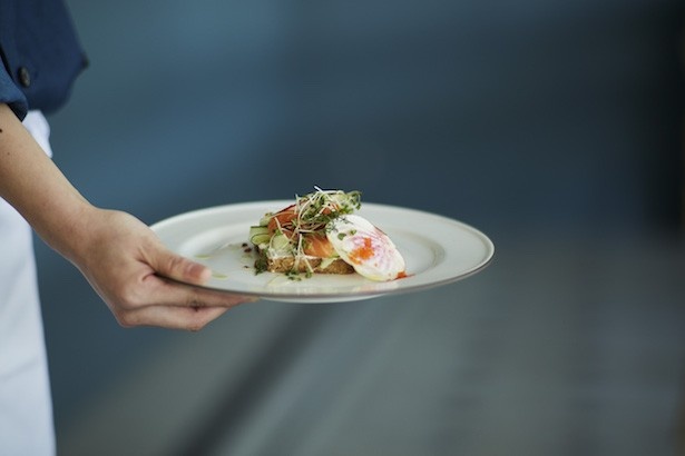 SOHOLM CAFÉ +DELIで味わえるスモーブローの1種「サーモン」
