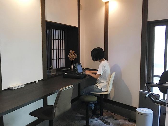 土間をワークスペースに使用(1階)。一人で集中して作業したい人のためのカウンター席や、仕事の合間に運動もできるエアロバイクが置いてある