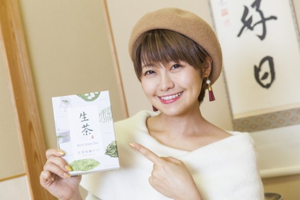 モデルの綾瀬羽乃さんが、「あけてびっくり生茶箱」に共通して入っている「生茶体験キット」にトライ！