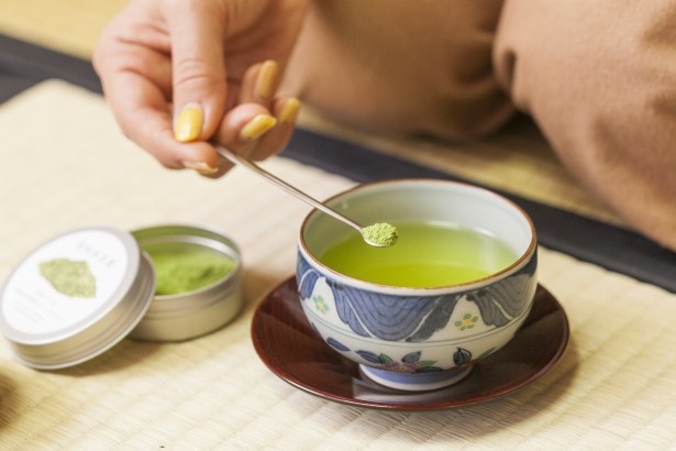 「微粉砕茶葉」にも、専用の茶さじが用意されている。「『カット茶葉』も『微粉砕茶葉』も、それぞれイラスト入りの缶に入っているんですよ」(綾瀬さん)