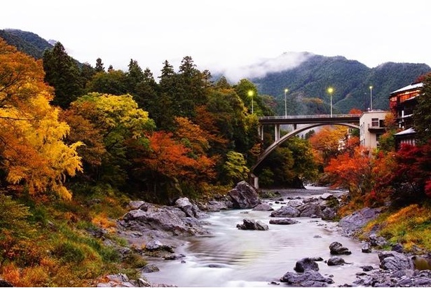 【写真】多摩川が、紅葉に彩られた渓谷を勢いよく流れる
