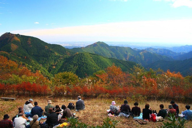 雄大な御岳エリアの山々を彩る紅葉(長尾平)