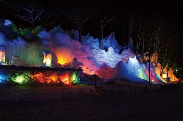 自然が生み出した氷の大芸術。周辺の温泉と併せて楽しもう