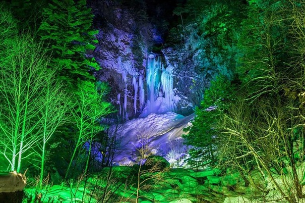 氷瀑が青や緑の光でライトアップされて幻想的な雰囲気に