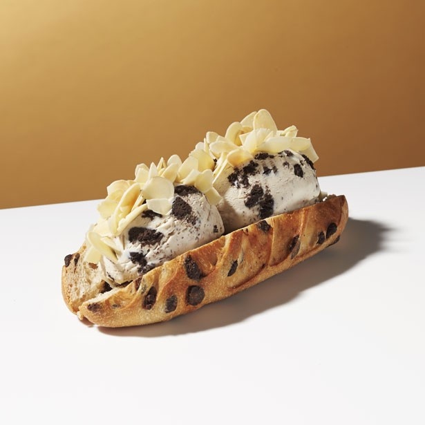 「ヴィエノワーズショコラ with “クッキー＆クリーム” 」(税抜600円)。チョコレートチップを練り込んだパンにクッキー＆クリームアイスクリームを挟み、ローストアーモンドをトッピング