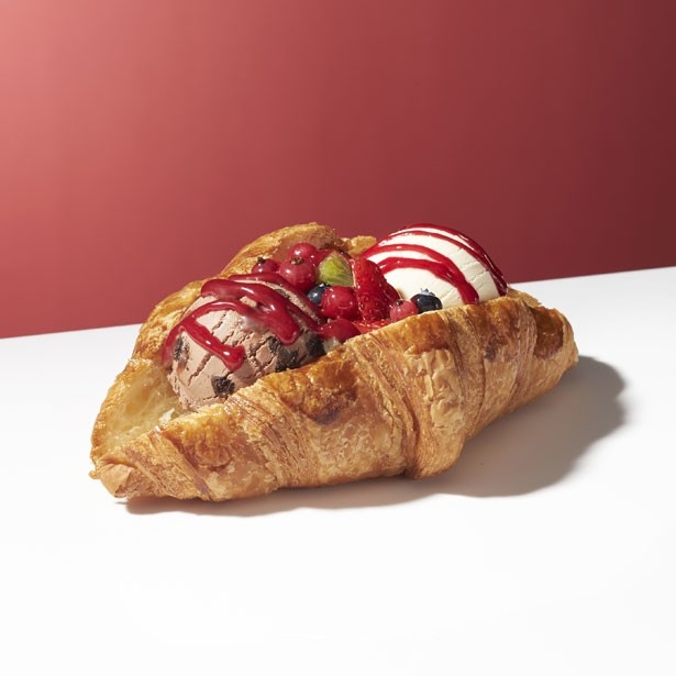 「クロワッサン with “バニラ”＆“チョコレートブラウニー” 」(税抜600円)。クロワッサンにフルーツのシロップ漬けと、バニラとチョコレートブラウニーのアイスクリームをサンド