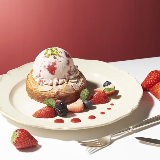 「デニッシュ with “ストロベリー” 」(税抜1100円、セット税抜1300円)。カスタードクリームを包んで焼き上げたデニッシュの上に、イチゴソースとストロベリーアイスクリームをオン