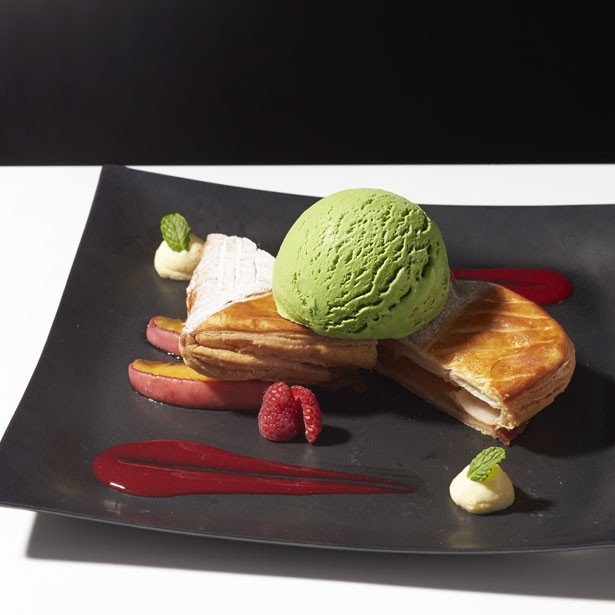 「ショソンオポム with “グリーンティー”」(税抜1300円、セット税抜1500円)。リンゴのコンポートを包んだパイと、グリーンティーアイスクリームが絶妙なハーモニーを奏でる