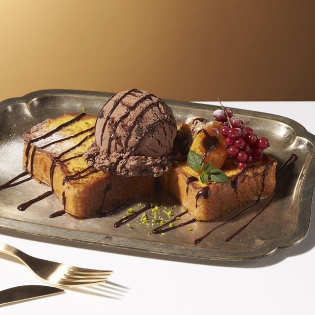 「フレンチトースト with “チョコレートブラウニー”」(税抜1300円、セット税抜1500円)。焼きたてのフレンチトーストとローストバナナ、チョコレートブラウニーアイスクリームの組み合わせ