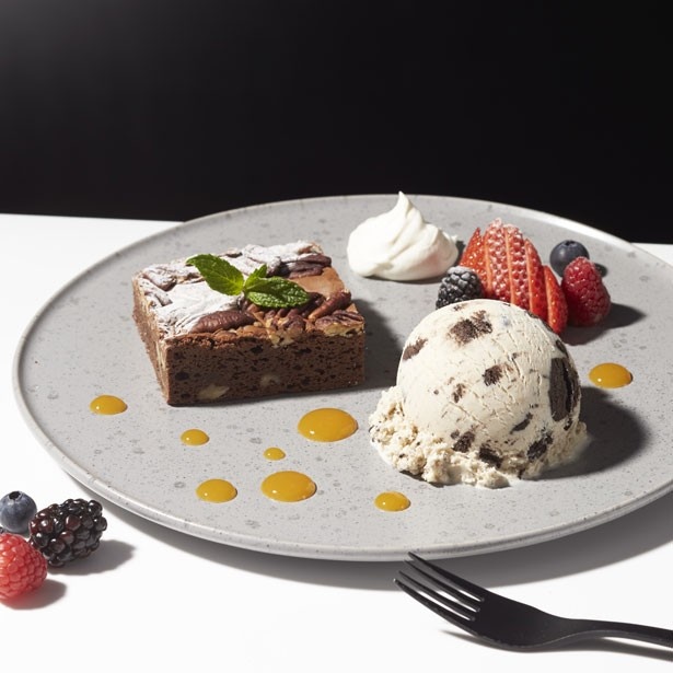 「ホットブラウニー with “クッキー＆クリーム”」(税抜1000円、セット税抜1200円)。クッキー＆クリームアイスクリームと熱々のブラウニーに、ベリーとアプリコットソースを添えた一品