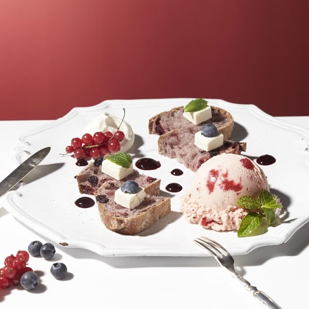 「ブルーベリーリュスティック with “ストロベリー” 」(税抜1200円、セット税抜1400円)。ブルーベリーを練り込んだ天然酵母パンに、ストロベリーアイスクリームがマッチ