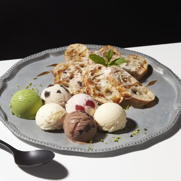 6種の定番アイスクリームをカスタマイズできる「バゲットモンジュ with Haagen-Dazs」(税抜1300円、セット税抜1500円)。メープルシロップをかけたバゲットと一緒に召し上がれ