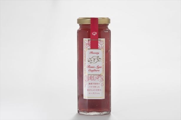 バラの花びらがそのまま入っている「Rose Ayaジャム」(税抜2500円)。パンにはもちろんヨーグルトや肉との相性もばっちり
