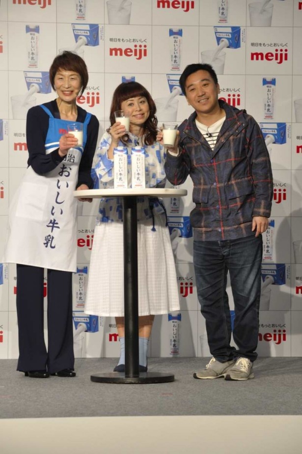 「明治おいしい牛乳」で乾杯する3人。左から料理研究家の浜内千波さん、なるみ、月亭八光