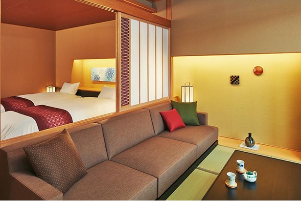 「界 加賀」(石川県)のご当地部屋「加賀伝統工芸の間」には、九谷焼の茶器などが用意されている