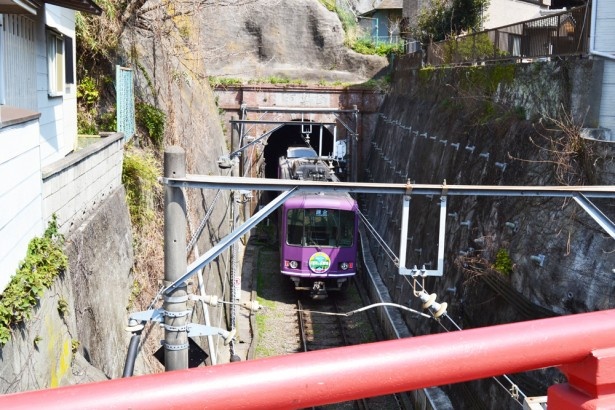江ノ電唯一のトンネル「極楽洞」
