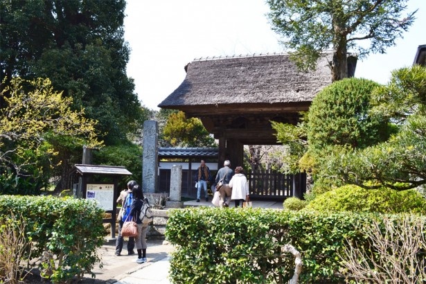 駅名の由来となった「極楽寺」は、かやぶきの山門が印象的