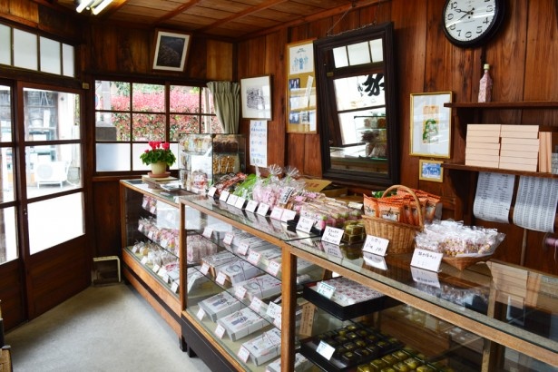 店内は、昔ながらの商店の雰囲気が感じられる（力餅屋）