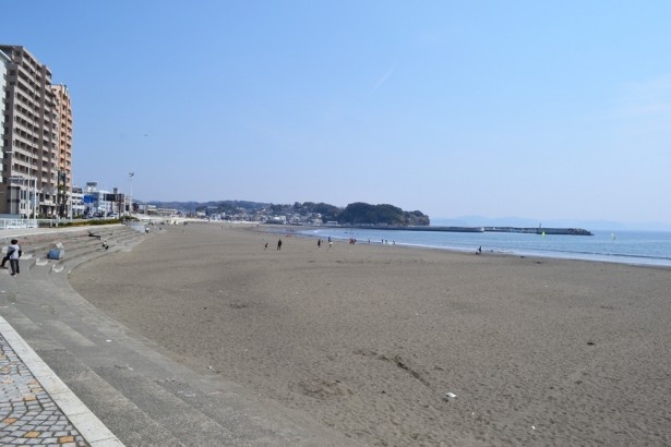 天気もよく、春休み期間中だったこの日は、地元の子供たちが砂浜を走り回っていた（片瀬江ノ島東浜海岸）