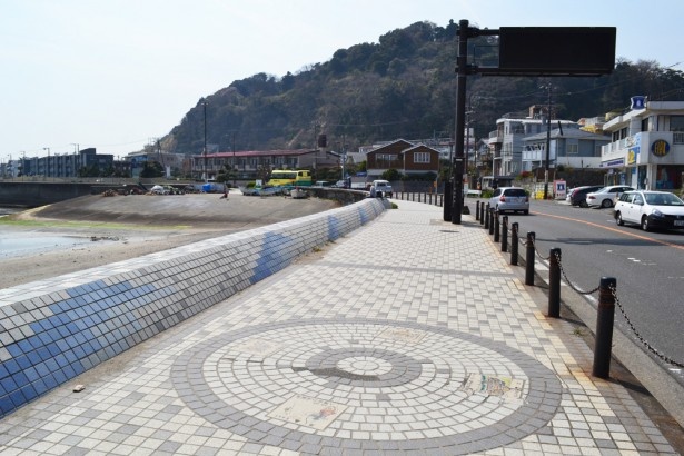 「鎌倉海浜公園」付近の海側の壁は波をイメージしたモザイクアートになっている