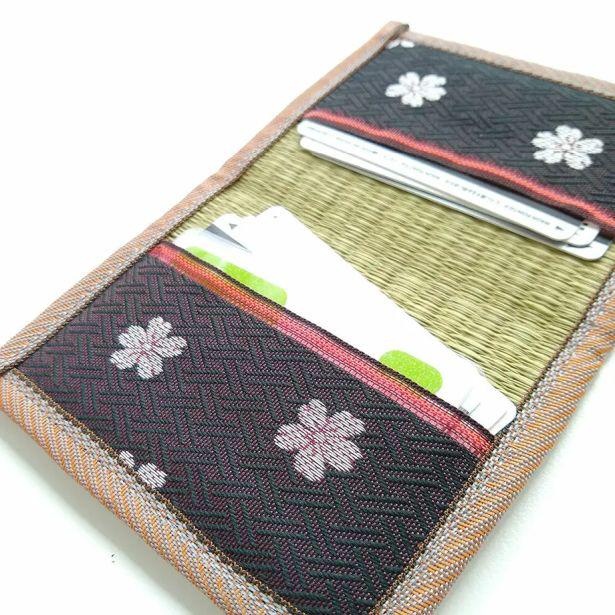 「SN い草シリーズ カードケース桜」はポケットが2カ所ある。カードや名刺入れに