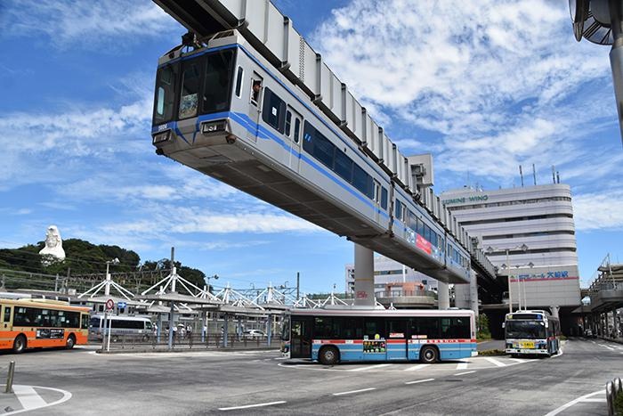 湘南モノレールの大船駅。左側に見えるのが大船観音寺