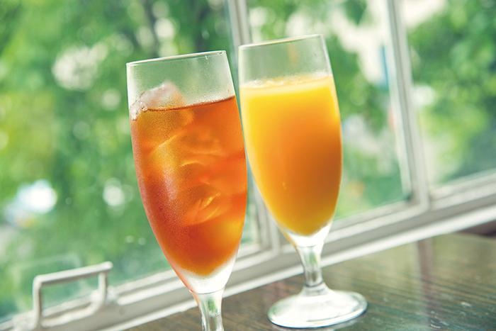 (左から)「紅茶(アイス)」(310円)、「ジュース」(360円)