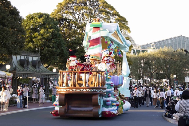 フロートは1台。クリスマスの音楽とともに登場する