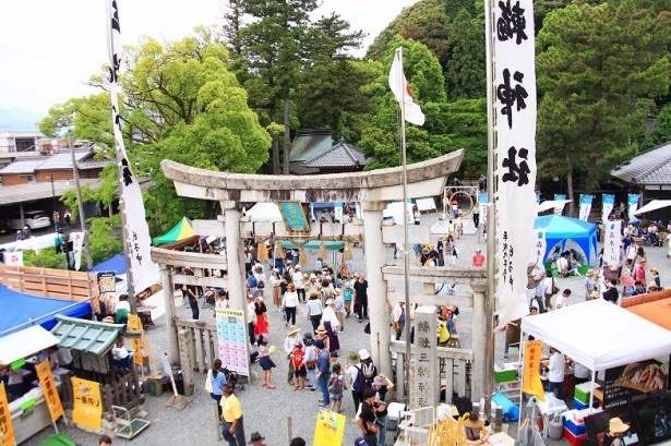 マーケットエリアの様子。神社がマーケットに変わる