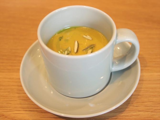 「カボチャ丸ごとローストしたカボチャのスープ」。皮や種もすべて使用しており、カボチャの濃厚な甘みを堪能できる