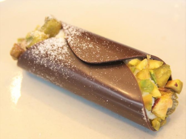 細かく刻んたピスタチオやナッツを濃厚なチョコで巻いた、「チョコレートカンノーリ」