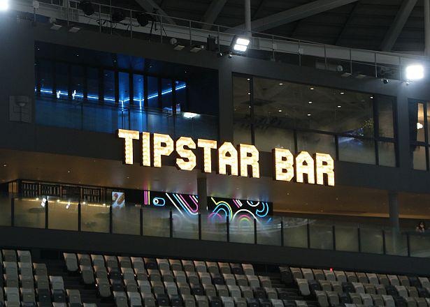 多数のクラフトビールやアメリカンフードを提供する「TIPSTAR BAR」