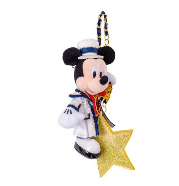 ぬいぐるみバッジ2500円。星に乗るミッキーは「イッツ・クリスマスタイム！」の衣装。高さ約21センチ