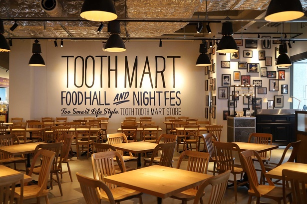 テラスを含め約400席を設けた、神戸最大級のフードホールとなる／TOOTH TOOTH MART FOOD HALL＆NIGHT FES