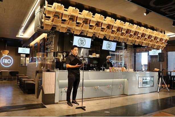 川崎フロンターレが運営する公式カフェ「FRO CAFE(フロ カフェ)」内観