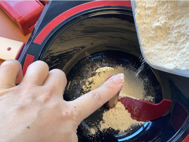 粉を入れるときは、撹拌ベラの穴に粉が入らないよう指でふさいでおこう