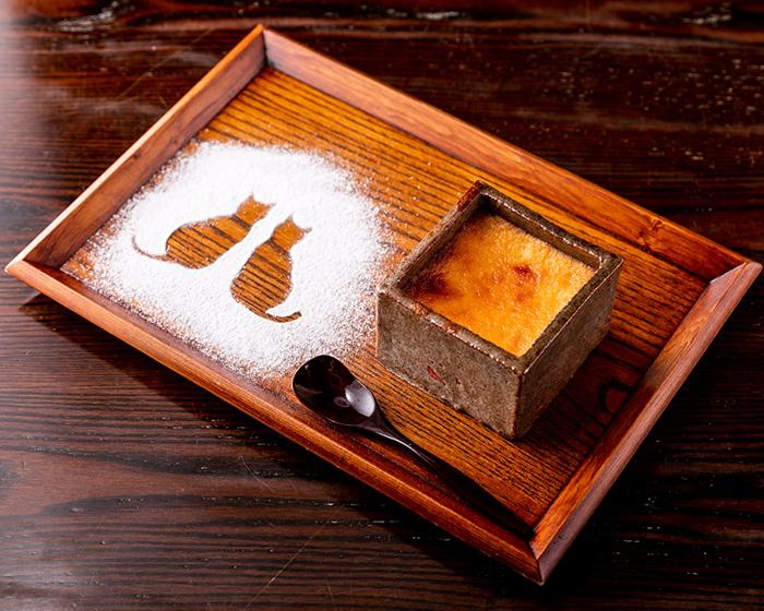 プリンの器は、鎌倉を拠点に活動する陶芸作家・河村喜史氏のものを使用