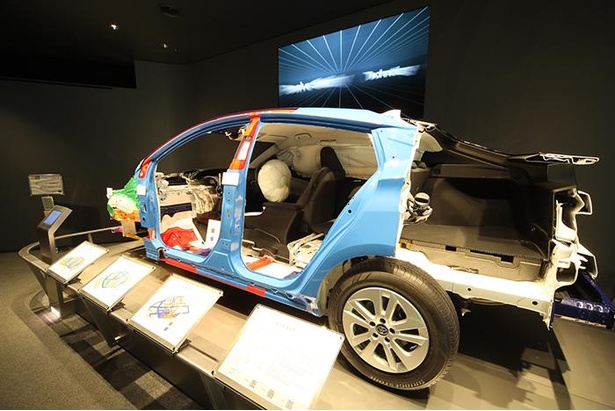 車両の内部構造を見せることで、エアバッグの仕組みや衝突時のボディの役割について詳しく紹介するカットモデル展示