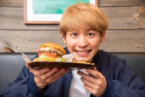 小林亮太が Jack37burger バリ風バーガーを実食 ペッパージャックチーズとの相性も抜群 ウォーカープラス