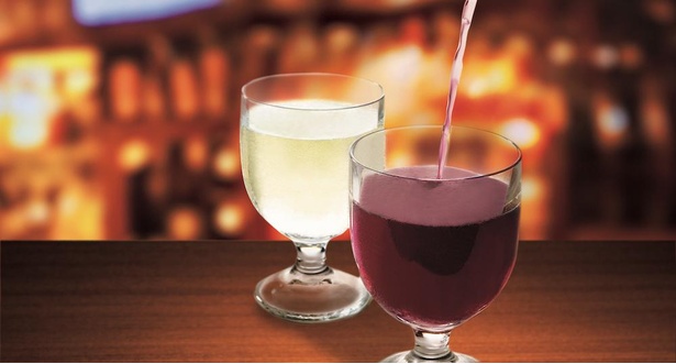 サイゼリヤでは「グラスワイン赤・白」を100円から楽しむことができる。アロスティチーニとの相性も抜群！