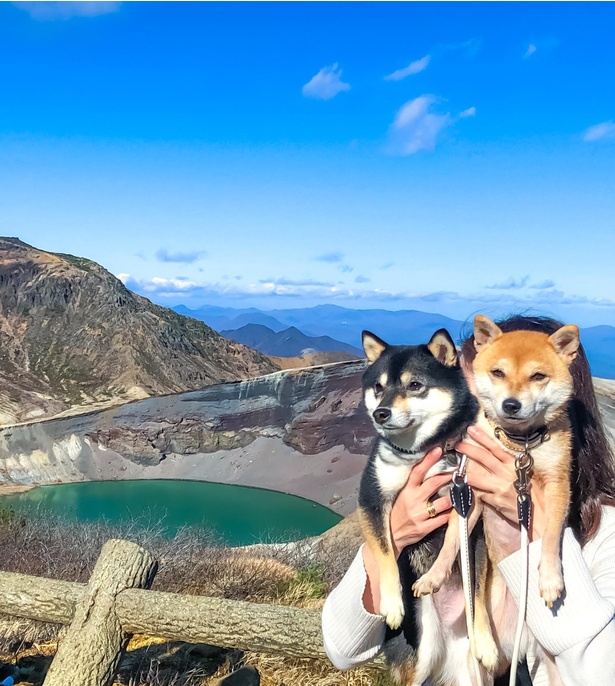 壮大な火口湖の絶景を背景に記念撮影！
