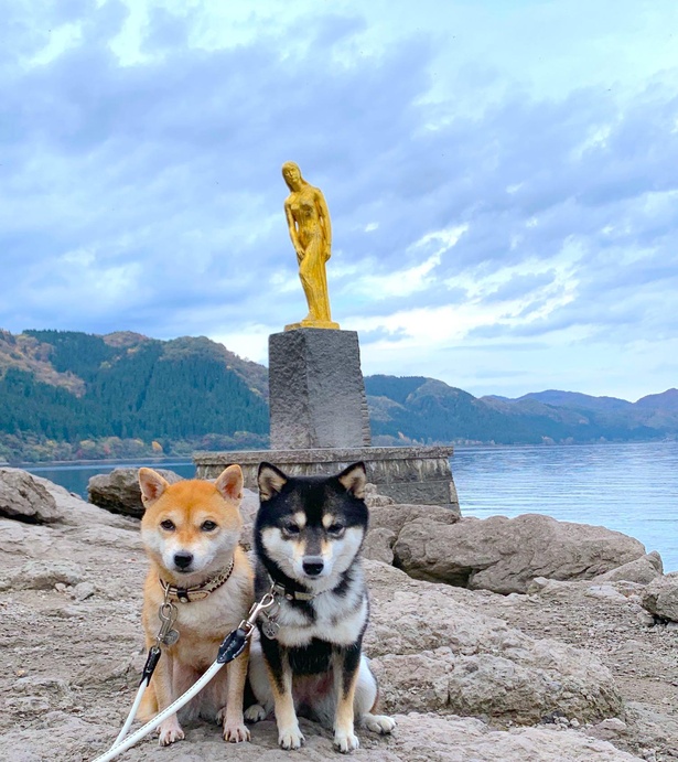 田沢湖でパワーをチャージするなつ＆ふゆ