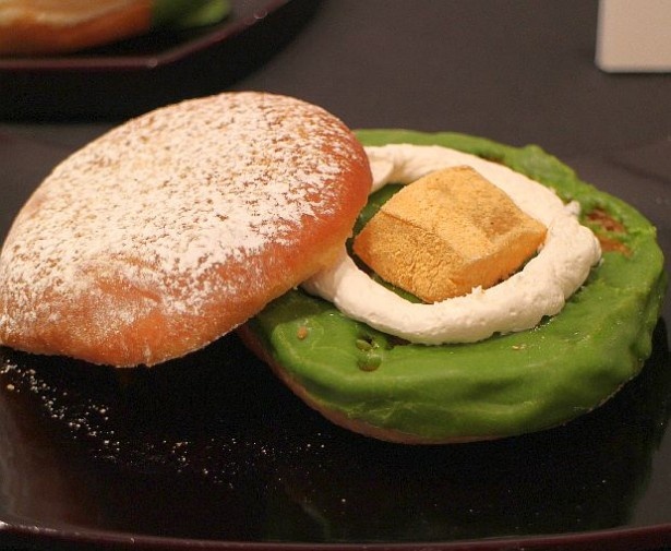 【写真を見る】祇園辻利の抹茶を使用したチョコでコーティングした、わらびもち入りの「わらびもち抹茶」(183円)
