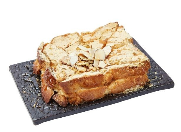 モチを挟んだトーストにきな粉やハチミツ、アーモンドをトッピングした「きな粉餅トースト」(550円)