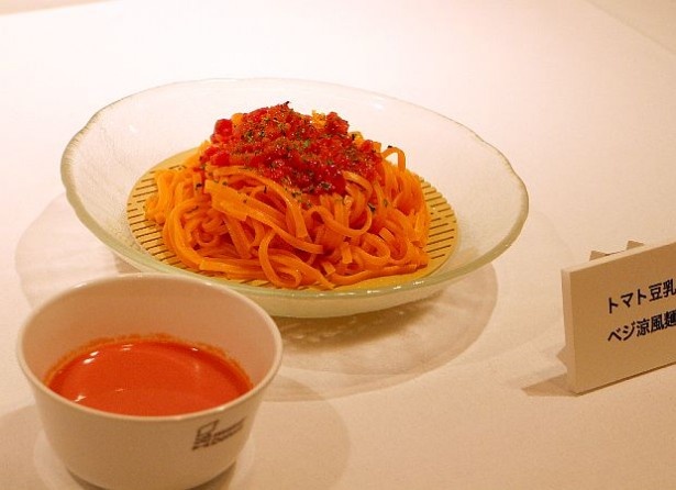 「トマト豆乳ベジ涼風麺」(464円)は、トマトの甘味と酸味、豆乳のまろやかさのバランスがとれたトマト豆乳スープを付けて食べる
