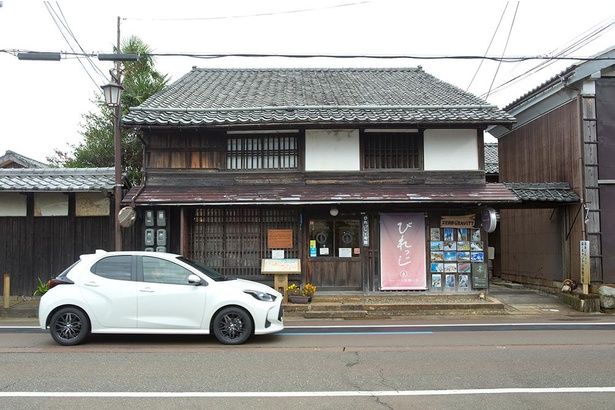 通りに沿って、1号館 蝋燭町キャンドル工房(写真)をはじめ、2号館 セントラルベーカリー、2号館 どんき～。(食事処)、3号館 淡海堂(洋菓子店)などの店が並ぶ「高島びれっじ」。専用駐車場もあるので、車を駐めて散策しよう