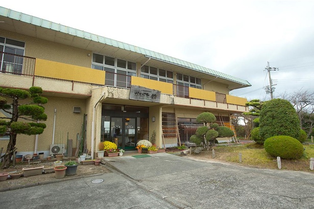 旧新旭町商工会議所の建物を利用した食事処。「かばた(川端)」とは、湧き水を飲み水や炊事など日常生活に利用することを指す意味で、店名の由来にもなったとか