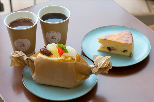 並木カフェでは、ホイップシフォンサンド(季節のフルーツ・手前左/750円)やベリーのチーズケーキ(手前右/650円)といったスイーツや、軽食も味わえる。ホットコーヒー(奥右/450円)やココア(奥左/500円)などドリンクメニューも充実