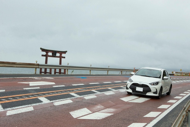 白鬚神社へと向かう国道161号線は、琵琶湖の景色が楽しめる絶景道路。冬場は突然の降雪もある湖北エリアだが、「CELSIUS」のような全天候型オールシーズンタイヤは天気の急変にも対応してくれる